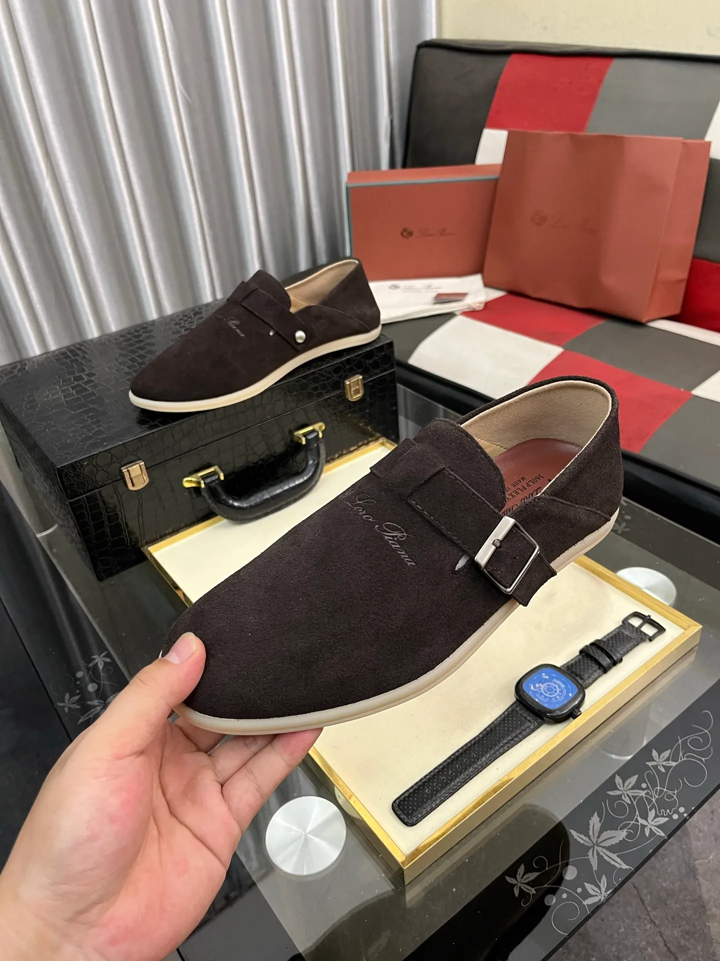 Men's men's shoes 💰458⌚️⌚️ Loro Piana's classic hot model lp top version of Pili casual shoes. It turns out that these are the casual shoes that are said to be able to walk 20,000 steps without getting tired. This pair has both good looks and feel. You will be completely lost as soon as you put it on. The minimalist design is eye-catching and durable, and it is a bonus for dressing. The soft feeling on the feet has outstanding texture, and it is very nice without abrasion on the feet. The soft and waxy soles make it easy to wear for daily use for a long time. Who can resist a pair of versatile and good-looking loafers? Don't be too elegant at all, the feel and texture of the feet are good, the key is to make the legs look longer and not tire the feet, the main thing is that it is just right!        Material: Original cowhide Lining: Original sheepskin Outsole: Original sole Size: 38-44
